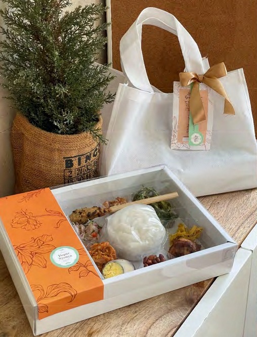 Hamper set sejuta rasa + aqua + bag